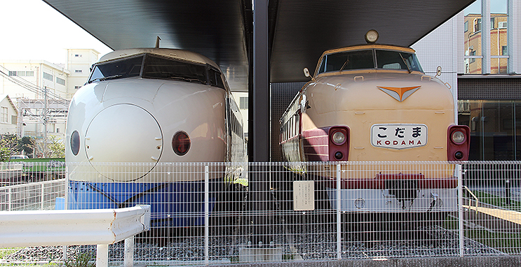 歴代 こだま を担った新幹線0系と在来線特急形181系、兵庫運河のほとり