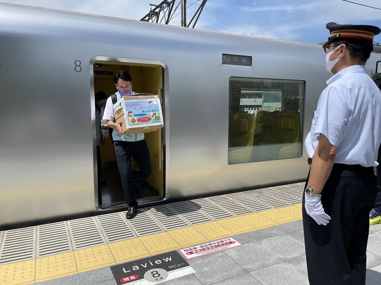 特急laviewで秩父へ人気グルメを 池袋へぶどうを 8 25 27限定の輸送販売 初日は 完売 21年8月26日 エキサイトニュース