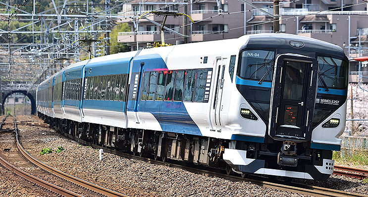 特急 踊り子 4号 E257系2000番台 NA-07編成、12/4土曜日は乗車率7割＿