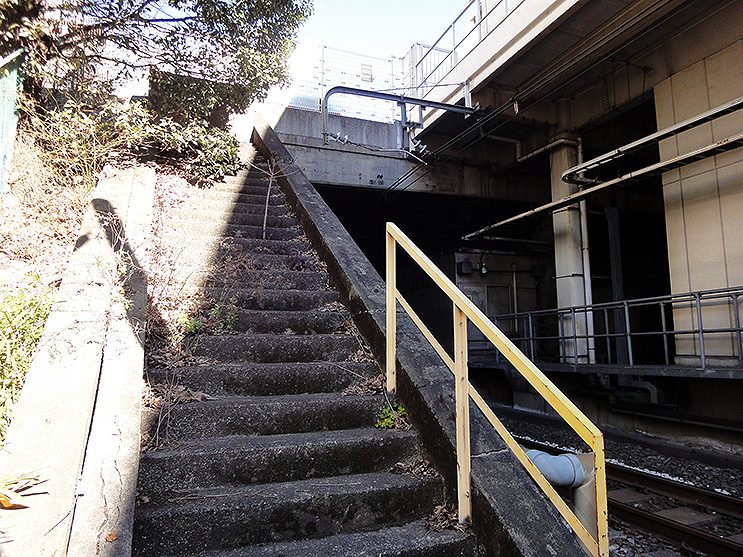 目白駅の純粋階段 なにこの出口のない急な道は 19年2月11日 エキサイトニュース