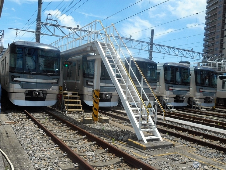 自作ヘッドマークを列車につけて記念撮影 東京メトロなどの「親子で社会科見学」を同行取材【前編・レポート】 (2022年7月28日) -  エキサイトニュース