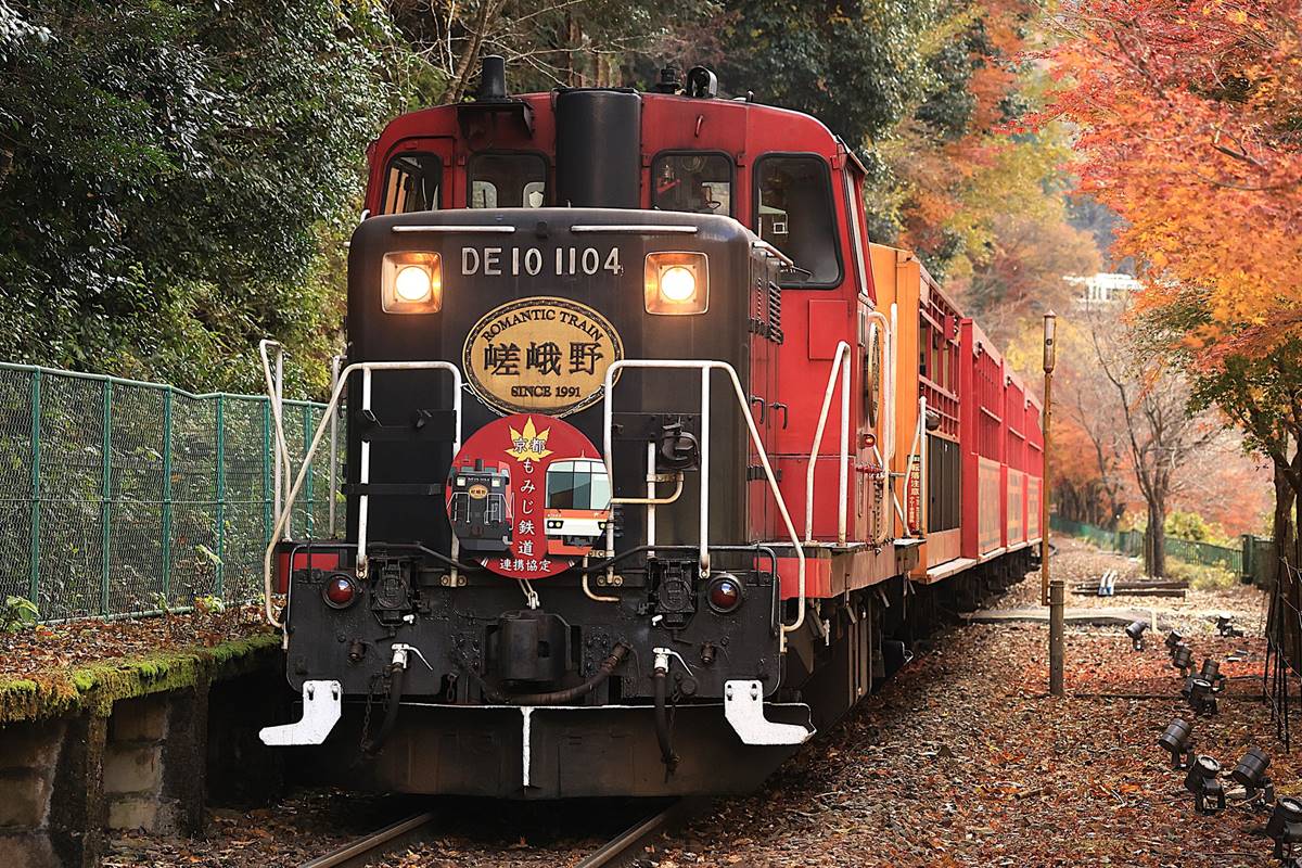 嵯峨野観光鉄道 ＤＥ１０ 嵯峨野観光鉄道、「DE10 機関車」や「SK200 運転台」見学ツアーを開催