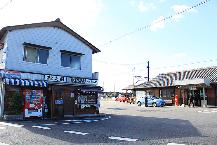 近江鉄道 アニメ聖地巡礼の最寄り駅 日野駅で静かに過ごす黄色い国鉄車両移動機規格品 22年1月8日 エキサイトニュース