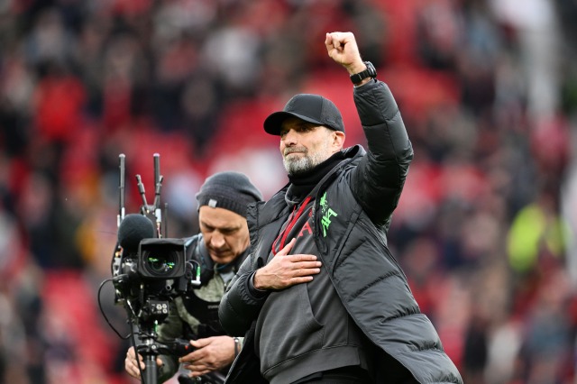 Klopp and Benítez embrace at Bayern-Arsenal Champions League match