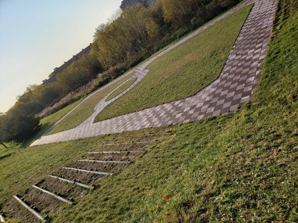 これはポケモンバトルしたくなる 北海道にある公園の広場が完全にバトルフィールドっぽい 19年11月15日 エキサイトニュース