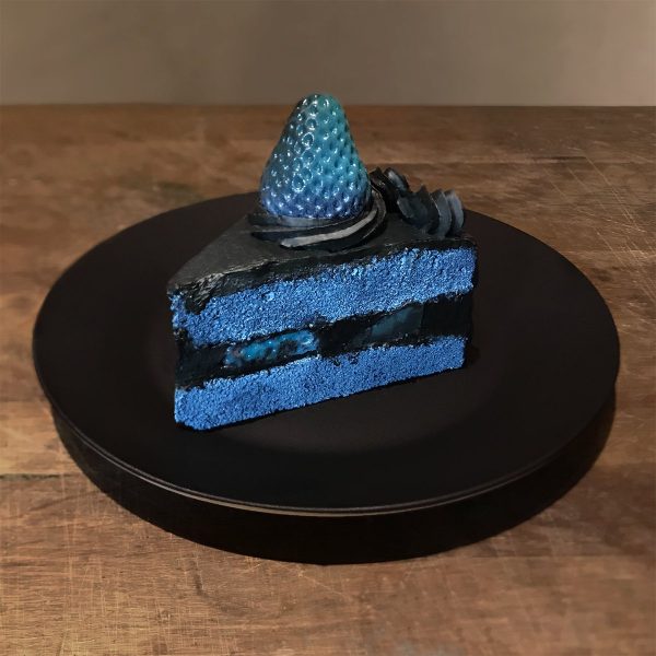 青いイチゴに黒いクリーム 妹さんのために作った 色が反転したケーキ が写真映えしすぎる 19年12月26日 エキサイトニュース