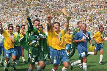 当時物　ブラジル代表　ドゥンガ　1994 優勝したブラジル代表の祝賀会で起きた取っ組み合いのケンカ 主将