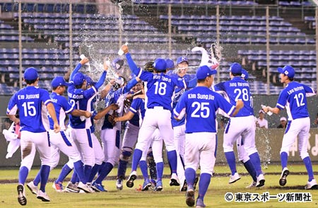 ｕ１８アジア野球選手権 優勝の韓国ナイン 空のペットボトルをマウンドを捨てたまま引き揚げる 2018年9月10日 エキサイトニュース