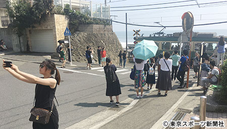 鎌倉の国際的 聖地 スラムダンク踏切 増加中の中華系女子は謎コスプレも 18年10月7日 エキサイトニュース