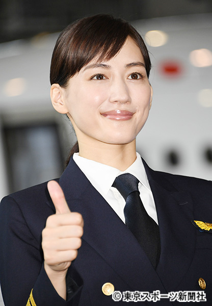 綾瀬はるか 五輪１年前イベントにパイロット制服姿で登場 ワクワクします 19年7月23日 エキサイトニュース