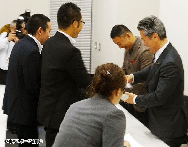 n国党vsれいわ国会内でアポなし初遭遇 名刺交換後に 出ていけ 排除騒動 2019年10月31日 エキサイトニュース