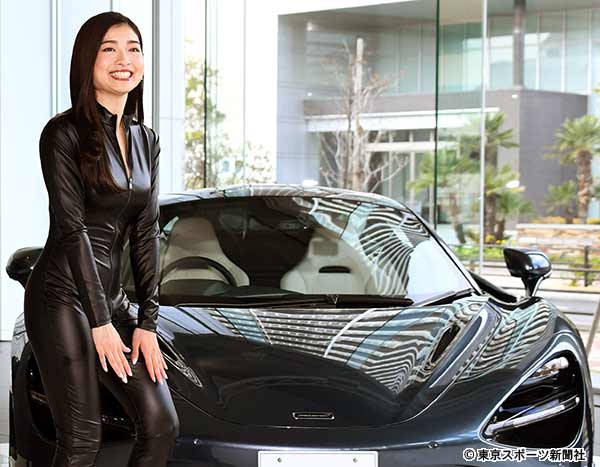 太鳳の姉 土屋炎伽さん 体にピッタリ衣装で超高級スーパーカーと 競演 19年12月10日 エキサイトニュース