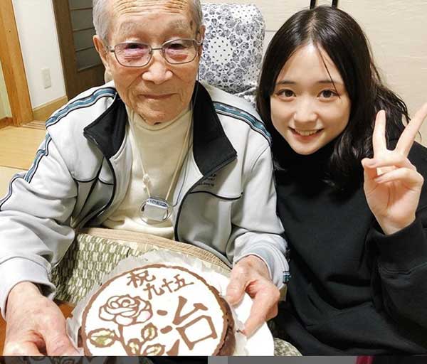 大原櫻子 ９５歳祖父とのツーショット投稿 おめでとう 年3月16日 エキサイトニュース