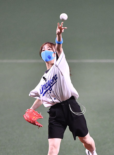 ｓｋｅ日高優月が中日戦ファーストピッチで大暴投連発 年9月9日 エキサイトニュース