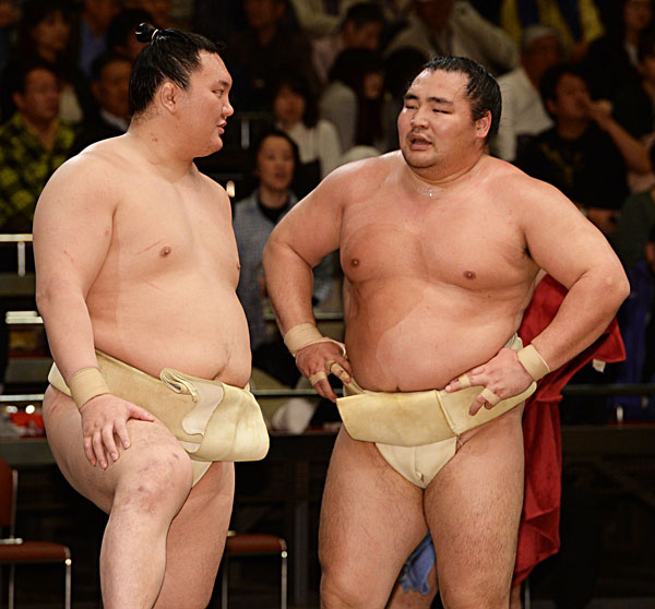 大相撲 白鵬 鶴竜が四面楚歌 休場続きで横審初の 注意 親方衆から やめろコール 2020年11月24日 エキサイトニュース