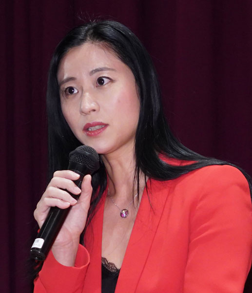 三浦瑠麗氏が忘年会の写真投稿で物議 今出したらダメ ５人以上マスク無しはまずい 年12月19日 エキサイトニュース