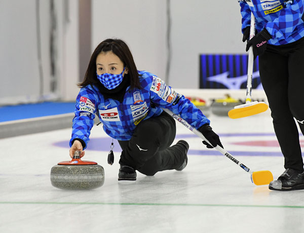 カーリング もぐもぐブーム衰えず ロコ ソラーレが日本選手権１次リーグ初戦大勝 21年2月9日 エキサイトニュース