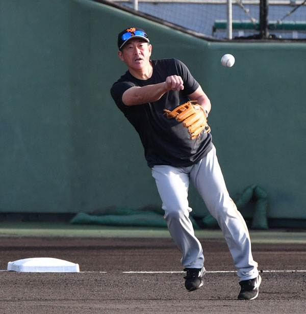 巨人 石井琢朗コーチ 50歳とは思えぬフィールディング披露 2021年2月9日 エキサイトニュース