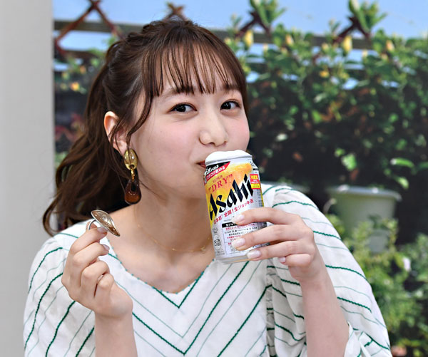 日本一一緒に飲みたい美女 高田秋が生ジョッキ缶に大興奮 うわぁ スゴイ 21年3月30日 エキサイトニュース