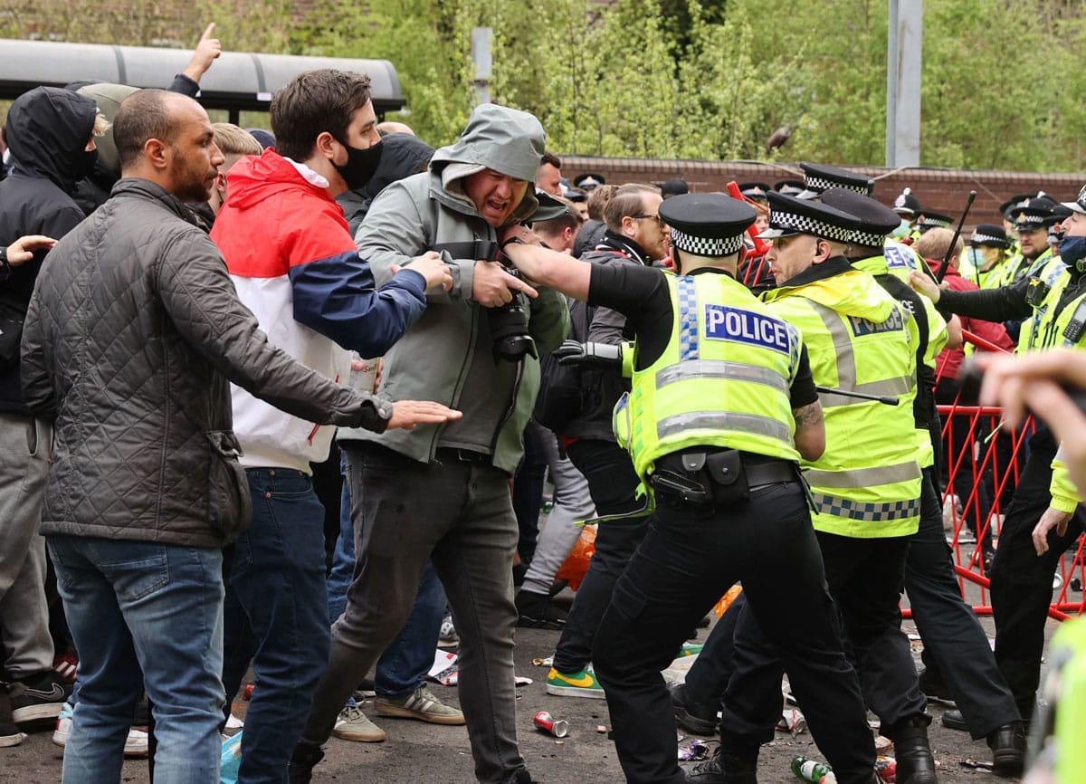 マンチェスターｕサポーターが警官隊と衝突で双方に被害 21年5月4日 エキサイトニュース