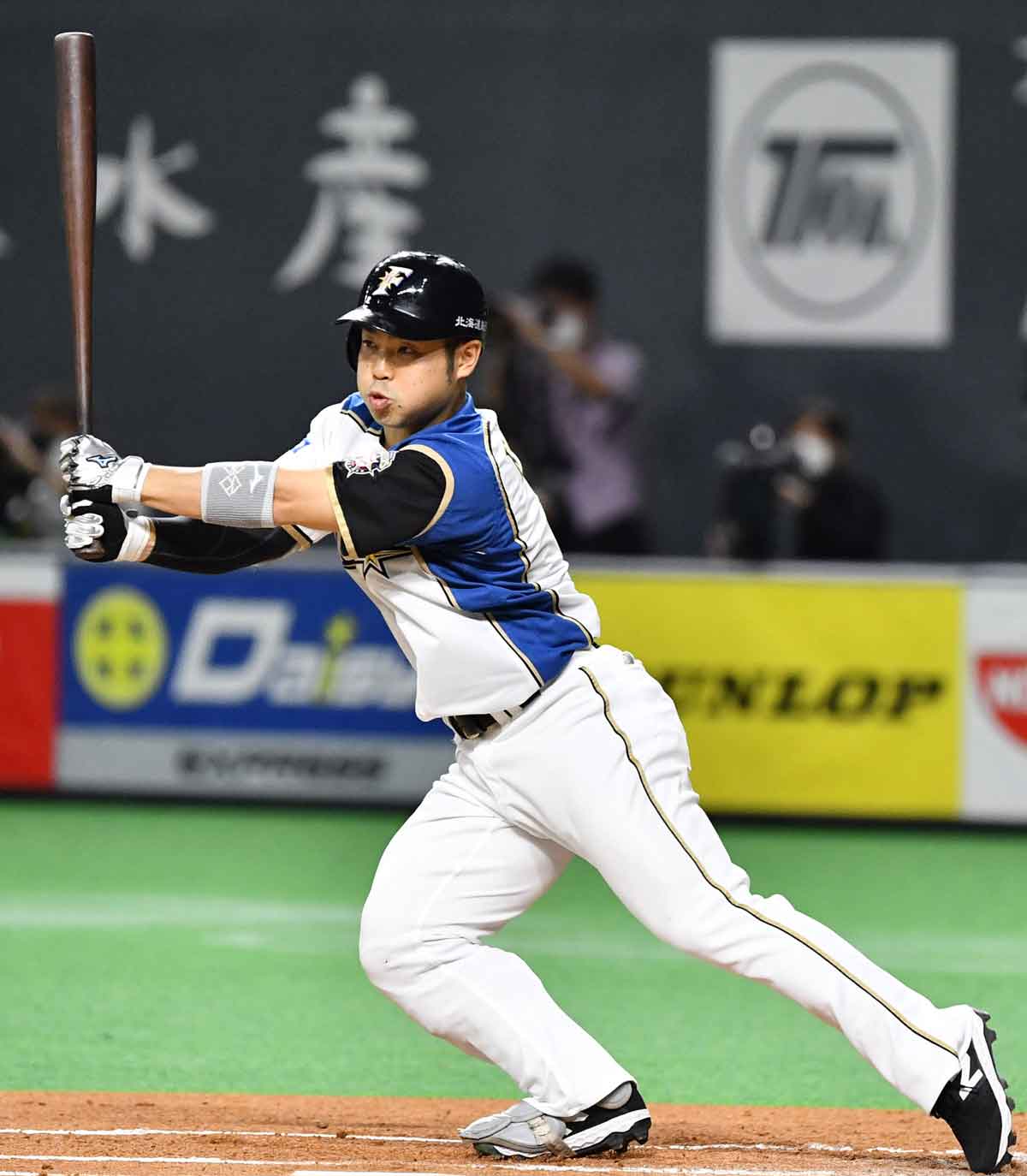 日本ハム 近藤 フェンス激突後に地面に後頭部強打 担架で運ばれ負傷交代 21年9月11日 エキサイトニュース