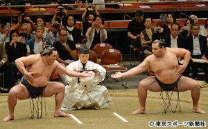 大相撲 国際交流イベントで２１年ぶり 三段構え 披露 16年10月5日 エキサイトニュース