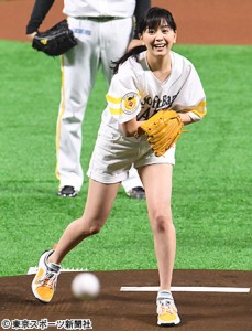 石橋杏奈 地元ソフトバンク開幕戦で見事なノーバン投球 17年3月31日 エキサイトニュース