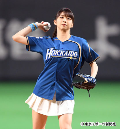 モー娘 牧野真莉愛がワンバン始球式 憧れ中田のサインに笑顔 18年5月3日 エキサイトニュース