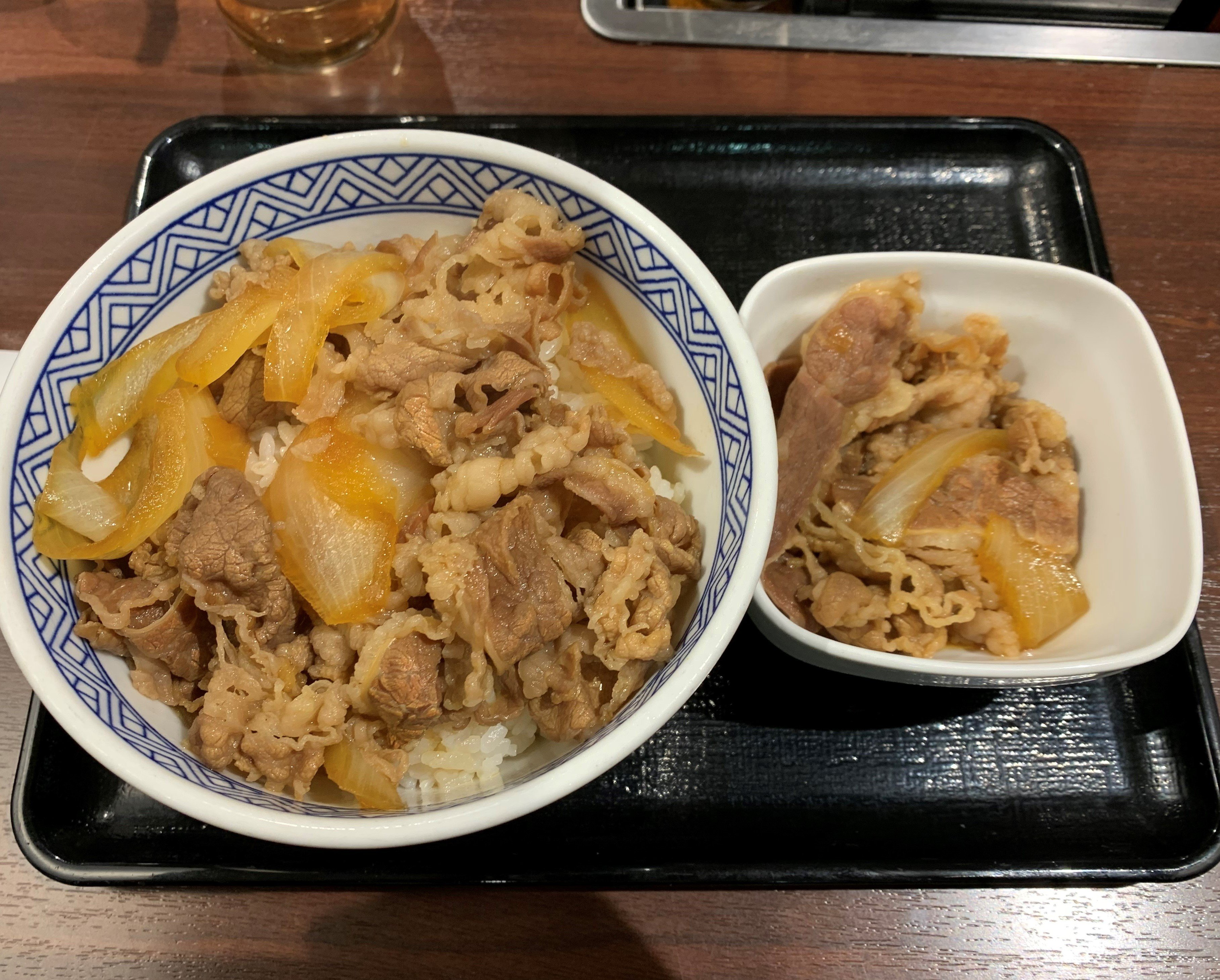 吉野家「肉だく牛丼」を食べてきた！アタマの大盛との違いは？肉だくを