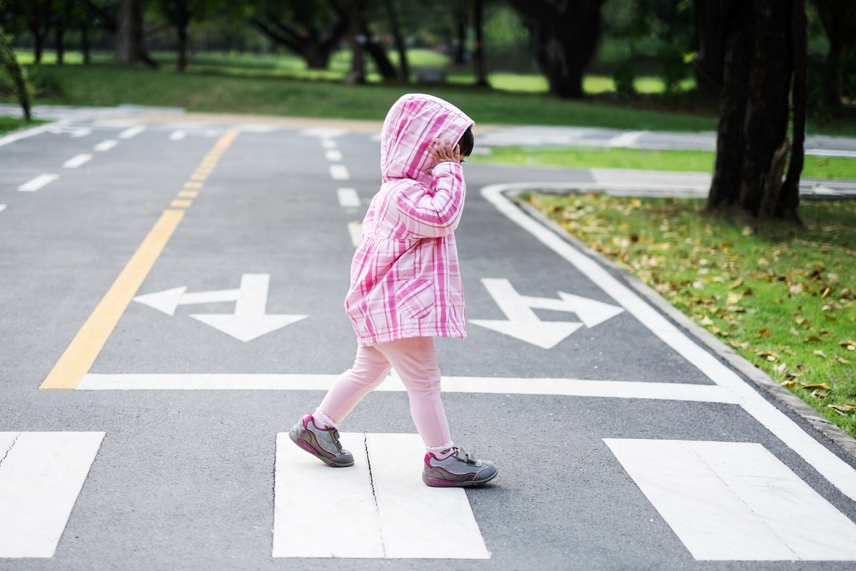 Пешеходы песня слушать. Пешеходный для детей. Дети пешеходы. Дорога с пешеходным переходом. Пешеходы переходят.