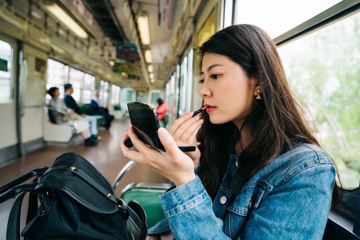 隣の女性に目をやると鏡とにらめっこ 電車内で化粧をする女性とマナーの本質 19年11月24日 エキサイトニュース