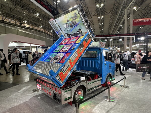あのダイハツがガチで造った“軽デコトラ”が凄まじい！ガチ勢も頷く納得