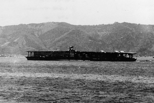 美濃焼】赤城の飛行甲板皿 美濃焼】赤城の飛行甲板皿