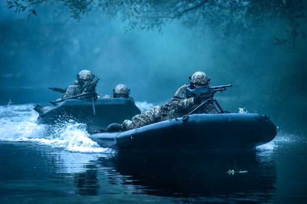 隠密作戦に最強の乗り物!? 新型「ボート」もとい「板」がスゴイ！ 戦い