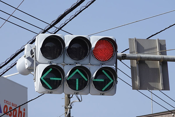 赤信号様用 もうすぐ青信号と思ったら「赤で“←↑→”」だった ナゼ？ ちょっと