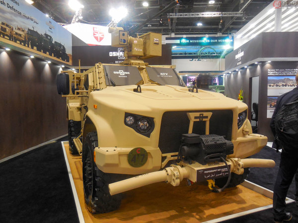 陸上自衛隊 軽装甲機動車 KOMATSU クリスタル 海上自衛隊パンフレット