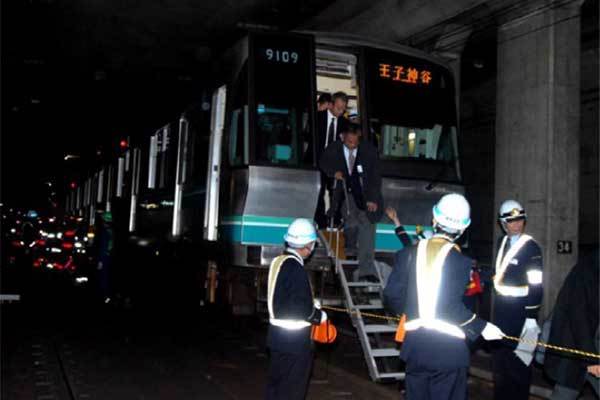 停電で地下鉄ストップ でも「動かせます」 暗闇の線路歩かず ...