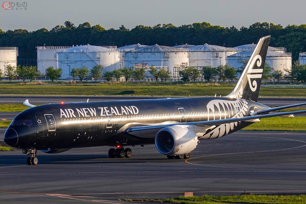 漆黒のボーイング787」が空に「キーウィ」描く ニュージーランド航空が
