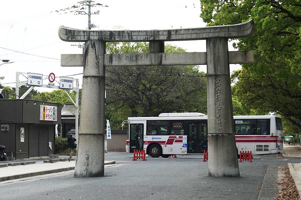 まるで「西鉄バス専用参道」 日本三大八幡の境内に通じる廃線跡の