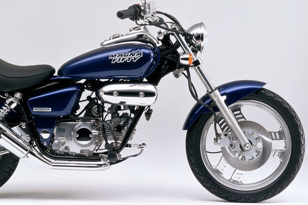 これ原付!? ホンダ「マグナ」50cc＆250cc 小さなゴツめのアメリカンバイク (2021年12月27日) - エキサイトニュース