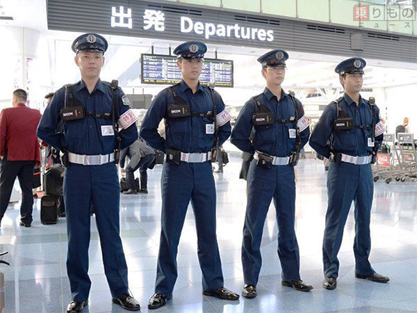 警備員の右胸にカメラ装着 対応迅速化 羽田空港で本格導入 16年11月28日 エキサイトニュース