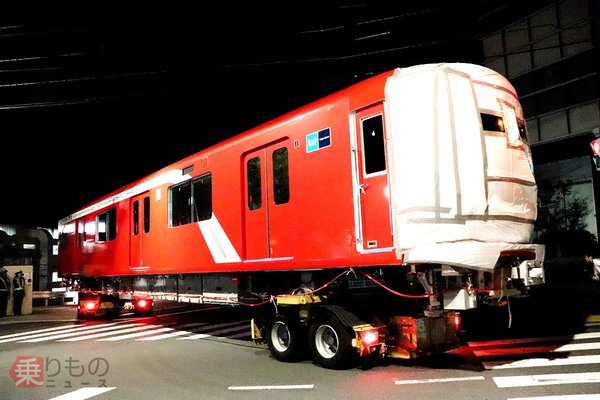 丸ノ内線の赤い新型 00系 が完成 東京メトロ車両基地に到着 18年8月日 エキサイトニュース