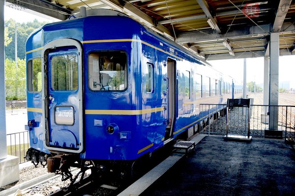 幸せなふたりに贈る結婚祝い ブルートレインの個室キーホルダー