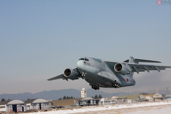 空自の国産輸送機C-1とC-2を乗り比べ トイレにも見えた数字に表せない