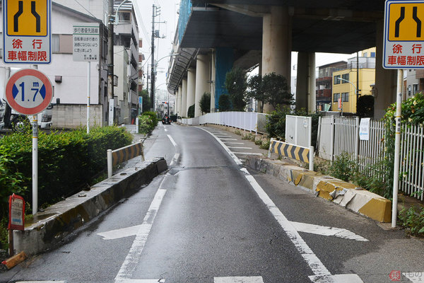 物理で車幅制限のナゼ 縁石やポールで狭められた道路 通行規制を厳格にする理由 19年8月6日 エキサイトニュース