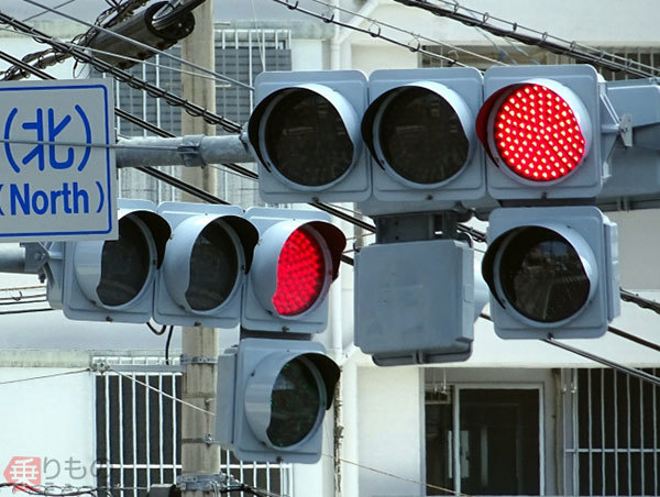 車道の信号機「赤がいちばん右」な納得の理由 「左」だと確かに心配だ