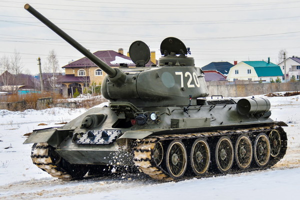 農業用トラクターです」箱を開けたらT-34!? ソ連の傑作戦車の原型を