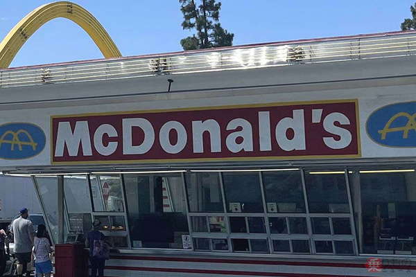 世界最古のマクドナルド」に行ってみた 普通の店舗デザインなぜ違う