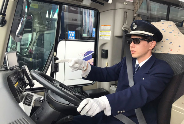 運転士がサングラス、ヘンですか？ 鉄道からバスへ少しずつ拡大 “接客