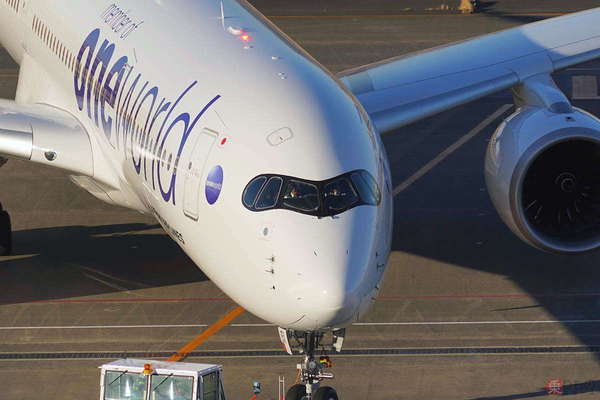 一味違うJAL最新機がデビュー！ ほかとは異なる塗装が特徴のA350